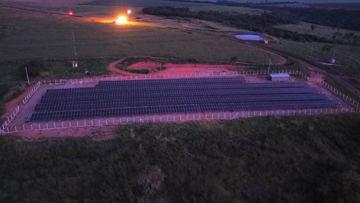 Vista aérea de um campo de painéis fotovoltaicos
