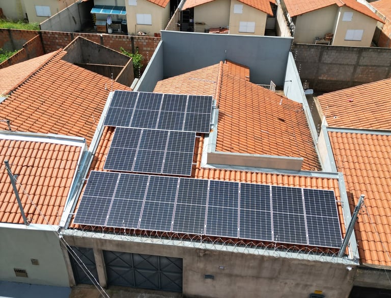 Painéis fotovoltaicos instalados em uma cobertura pela Lumini Engenharia