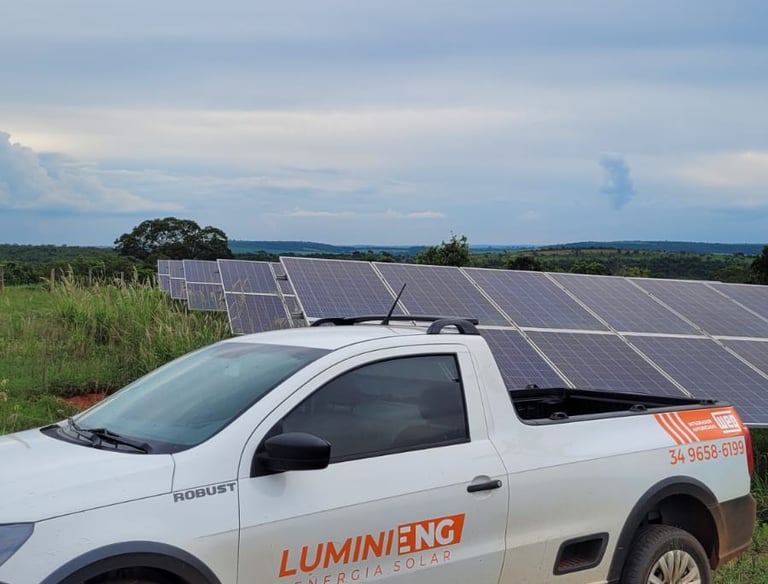 Veículo da Lumini diante de uma instalação fotovoltaica