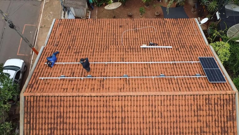Equipe trabalhando na estrutura de uma instalação solar