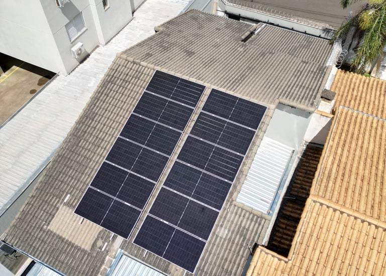 Conjunto de painéis fotovoltaicos visto de cima