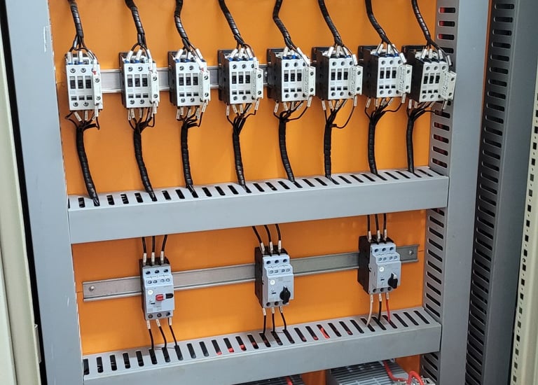 Componentes elétricos organizados em painel técnico